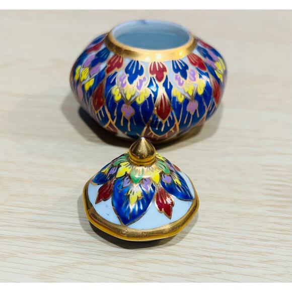 Tip Nam Thong Hand Painted Porcelain Trinket Box Beautiful Inlay Thailand - Picture 2 of 8